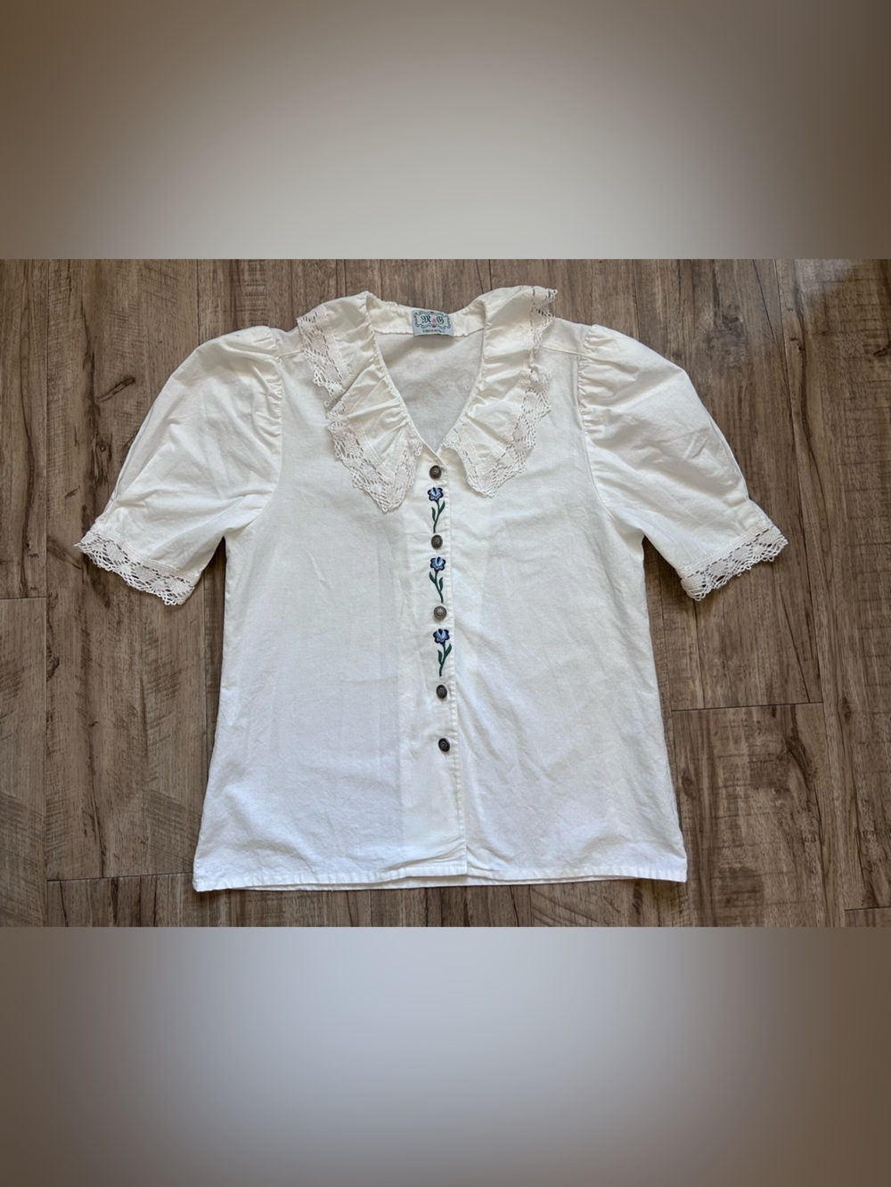 100% cotton White Embroidered flowers Button-Front Top Lace Collar floral